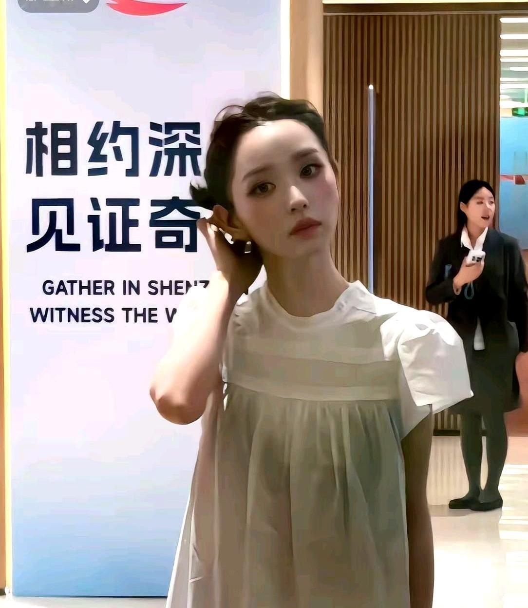 女演员的刘海到底有多神奇？摘掉它直接变了模样。2026年8月8日晚，田曦薇因
