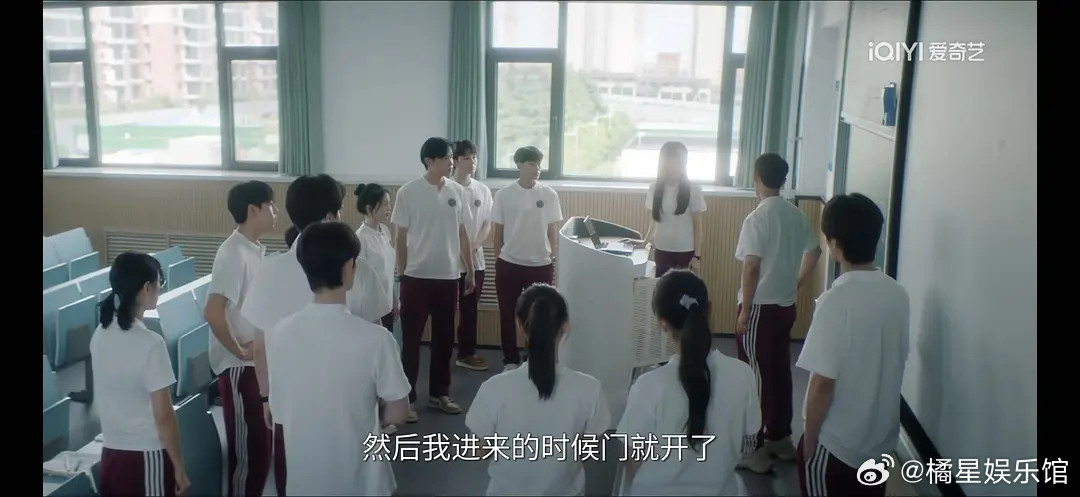 为什么只有女主可以黑长直，女配都是高马尾，这也让妆吗