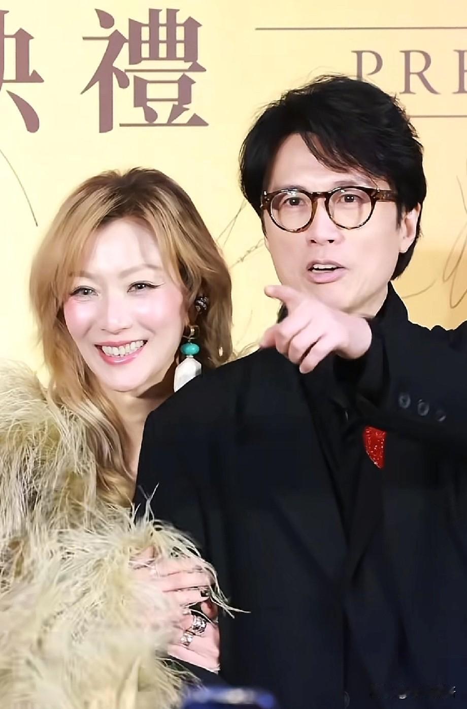 子华神和郑秀文同框太棒了[比心]不知道为什么，觉得他们俩很有夫妻相呀！黄子华