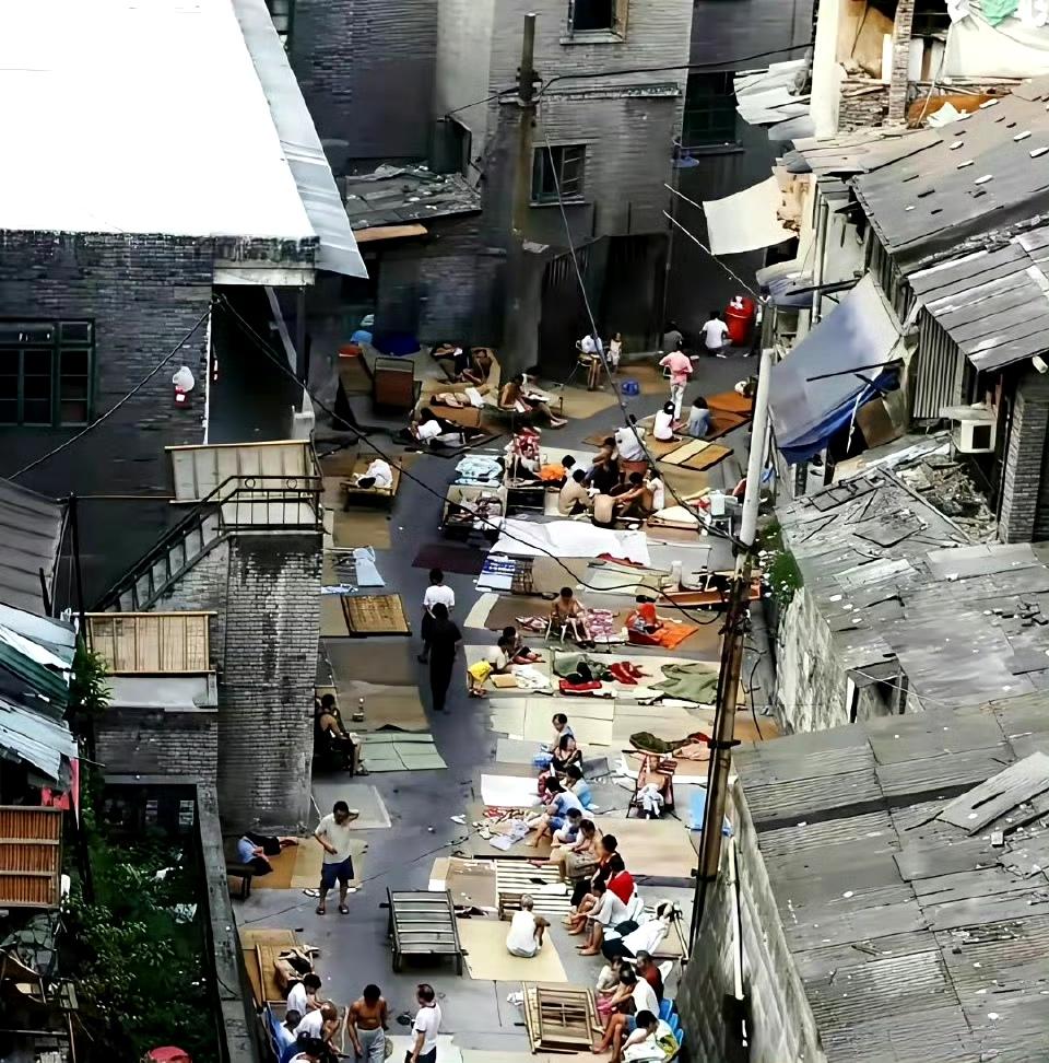 1987年，老重庆盛夏的傍晚。当年这种条件，为啥出生率还高？​​