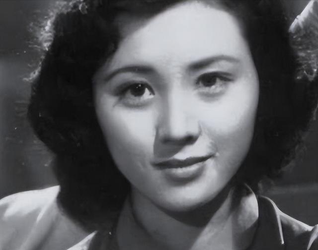 1942年，一女八路从来不洗脚，引起了游击队长甄凤山的警惕，他半夜潜入女队员房间