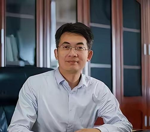 武汉大学那个付磊，前脚去安徽大学当副校长，后脚被自己亲女儿举报。看到亲爹跟自