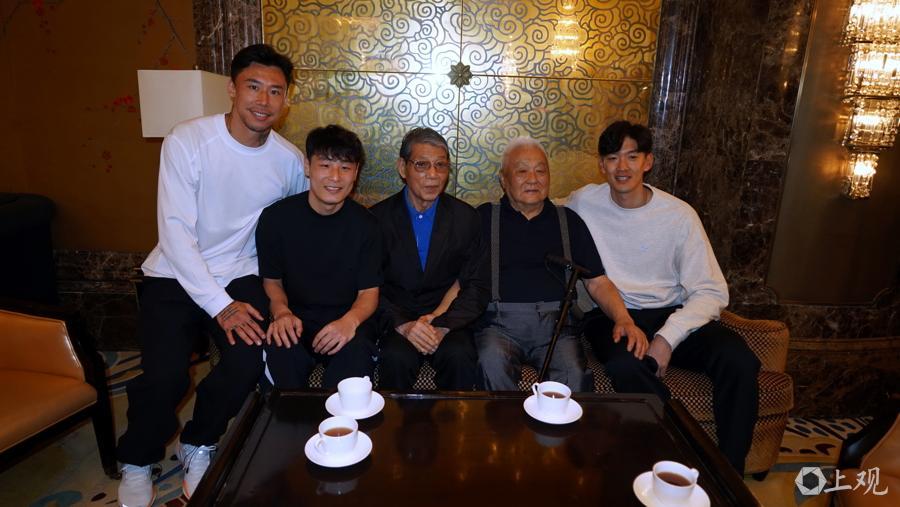 海港15号就要中超比赛了！10号比赛完球队应该还留在北京，因为11号球队三大主力