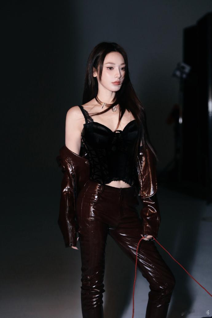 彭小苒工作室进高人了，这个造型真的是太美了呀，完全就是冷飒酷感的魅力啊！