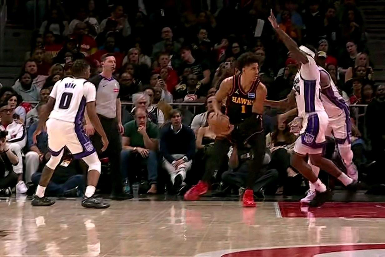 摆烂技术哪家强？熟悉的剧本又来了：在老鹰主场迎战国王的末节比赛中发生极其疯狂