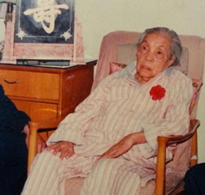 90年代，蔡畅在人生中的最后一张留影，身体十分虚弱！1990年的金秋，北京城里