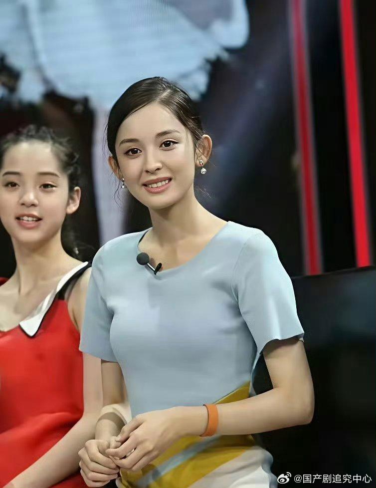 早期的欧阳娜娜在娜扎旁边就是小女孩。