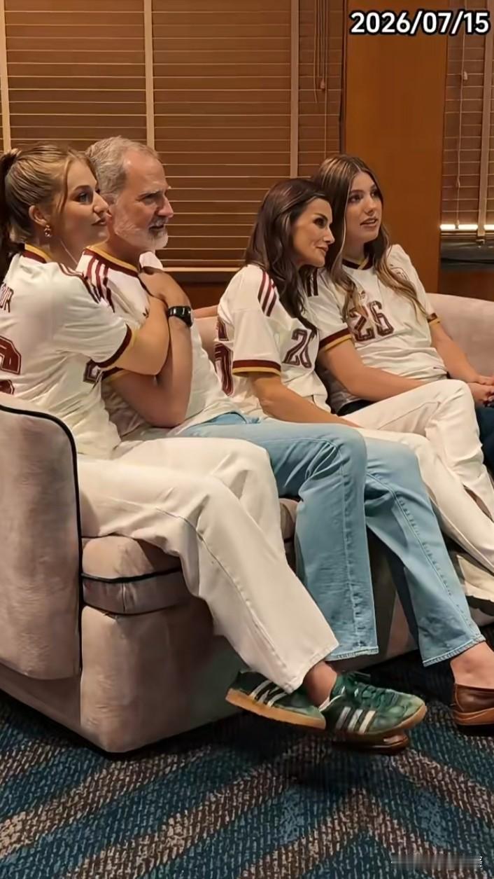 没想到西班牙国王一家子也蹲家里看球赛，国王王后带着俩公主，跟咱们普通一家人一样守