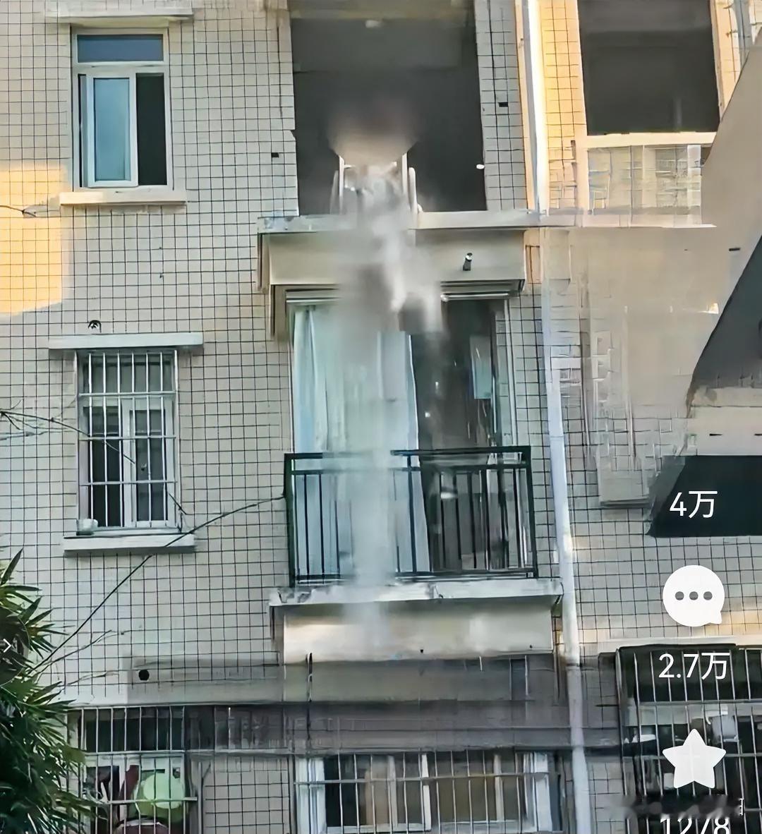 装修垃圾直接往楼下倒，太缺德了，也不怕砸到人。某地一栋几层的楼上，装修人员直接站