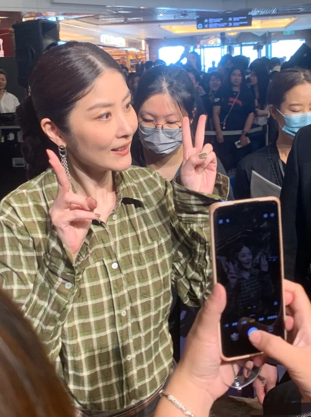 太夸张了！陈慧琳53岁长这样，连颈纹都没有，头发也是浓密和亮亮的，全世界最抗老