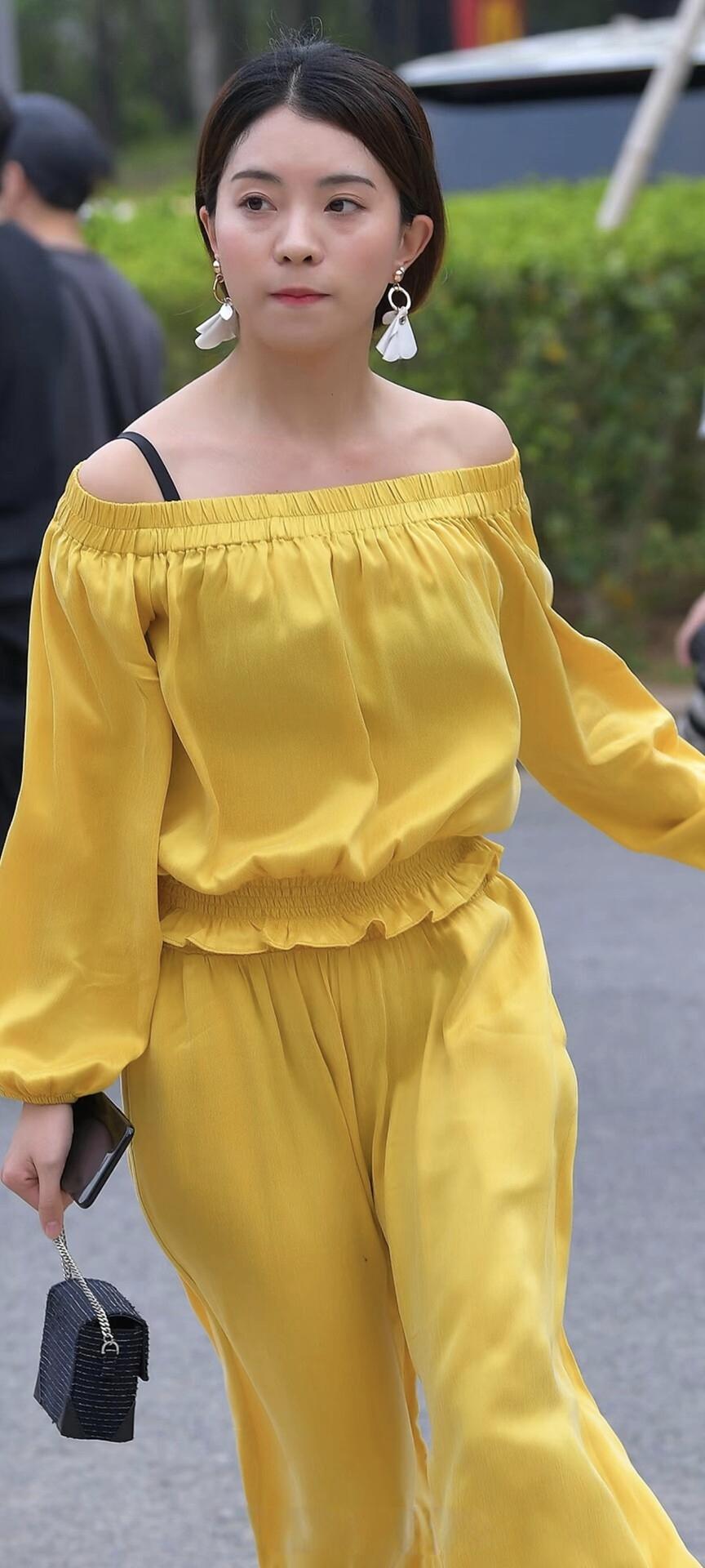 女生日常好看穿搭有很多风格，温柔少女感穿搭就很值得借鉴。像春天穿鹅黄色针