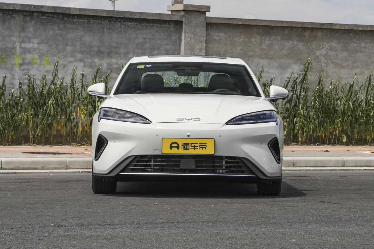 第一眼看比亚迪海豹07，车身姿态真的很漂亮，线条流畅低趴，海洋美学很耐看，灯组柔