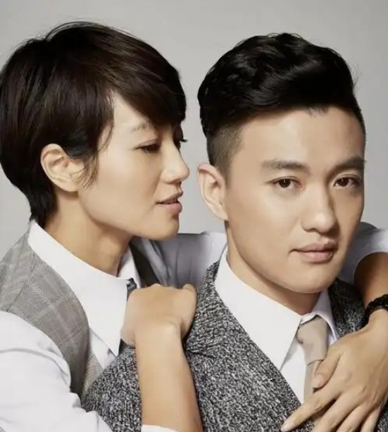 2011年，身家50亿的温州首富周旭辉，看上了“李云龙”饰演者的老婆童蕾。在金钱