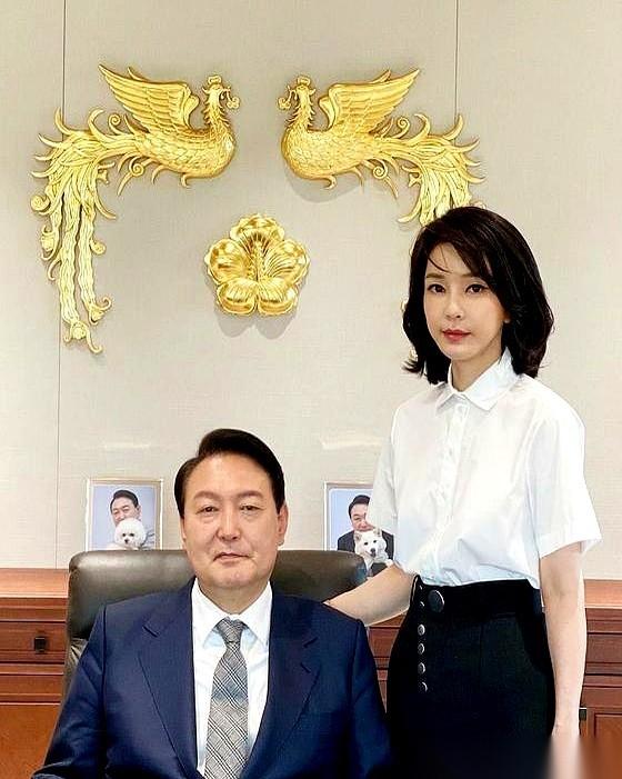 “你把一切都毁了！”真的，电视剧都不敢这么编。那边，老公在全国人面前搞出天大的