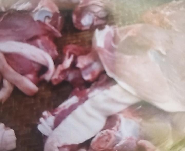 超市猪肉价签一夜变红，7块9一斤的五花肉排成墙。我昨晚九点去遛弯，冷柜前挤满大