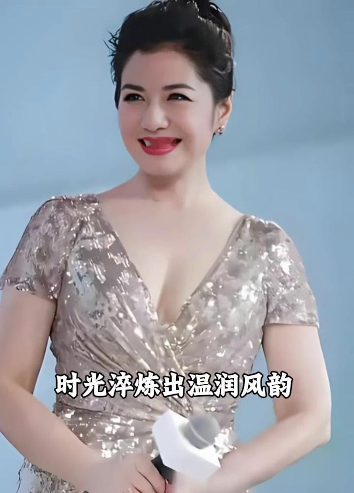 她沉静端庄，轮廓清隽利落肤，白胜雪温润如新瓷。时光淬炼出温润风韵，不见风霜痕迹，