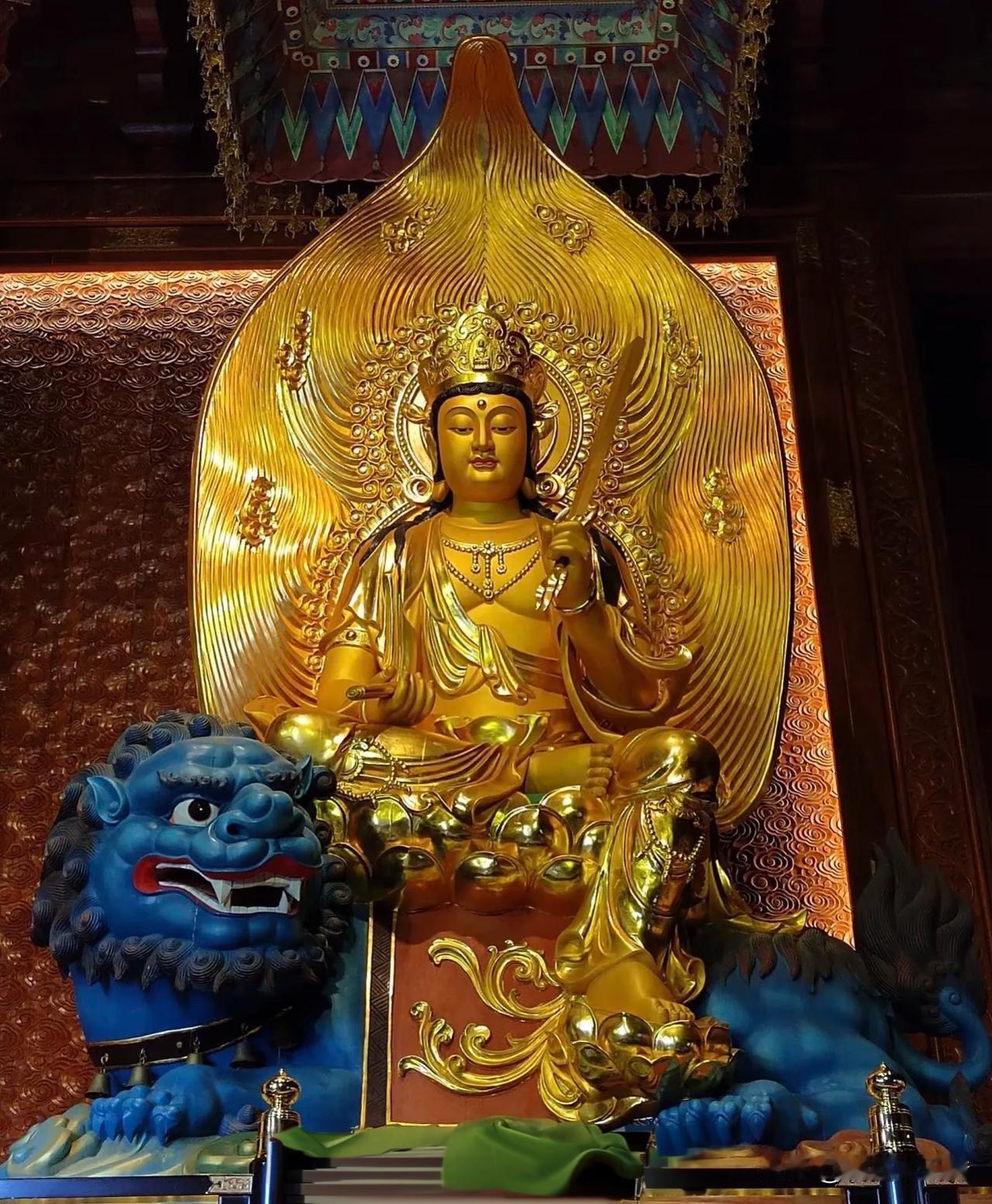 见文殊：慧剑斩迷障，狮吼破无明踏入古刹，抬眼便撞见这尊金身。宝冠映着