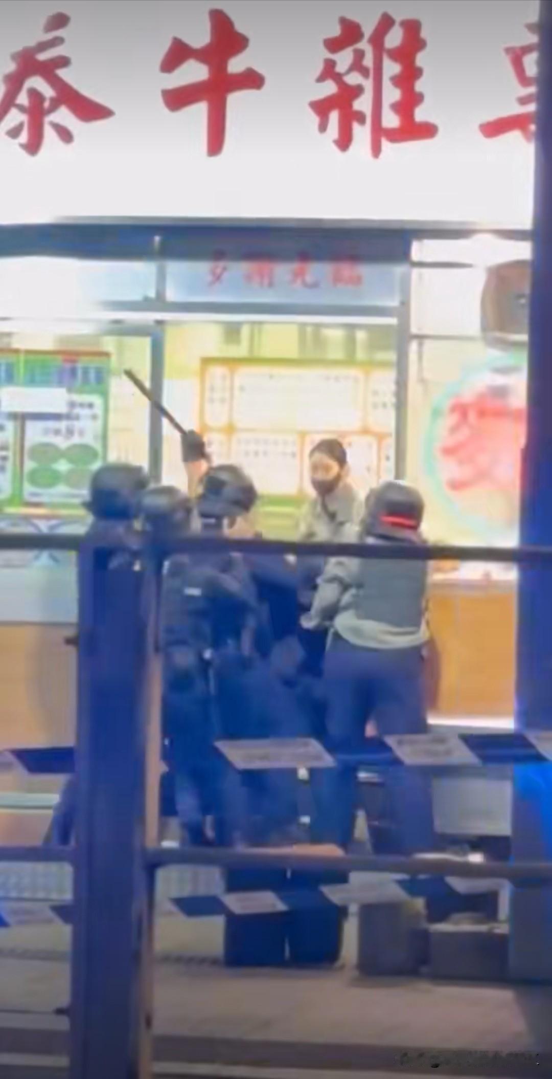 香港上水今日凌晨发生持刀袭警案！一名女子站在牛杂店门口，先后持剪刀及菜刀，隔