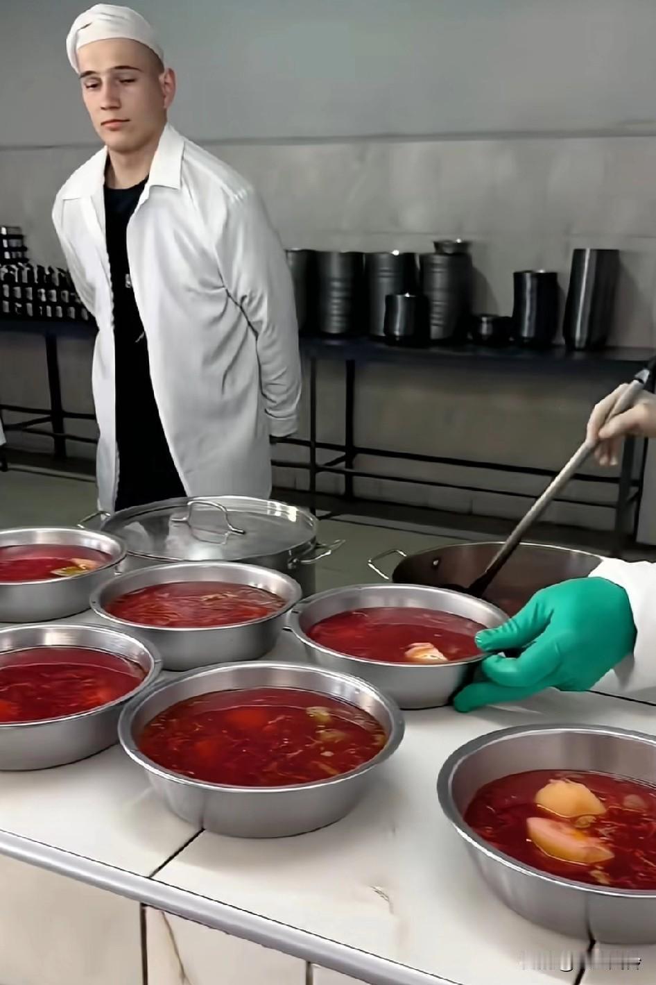 被俘俄罗斯士兵在营区享用午餐，乌克兰一方依然坚持人道原则，尊重战俘基本权利有黄