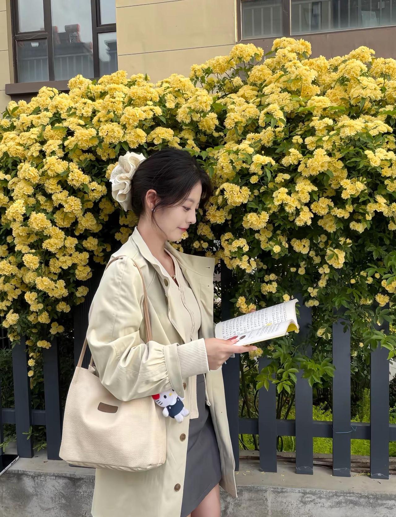 我可以懦弱却不该脆弱中长款风衣外套花墙拍照姿势黄色花墙