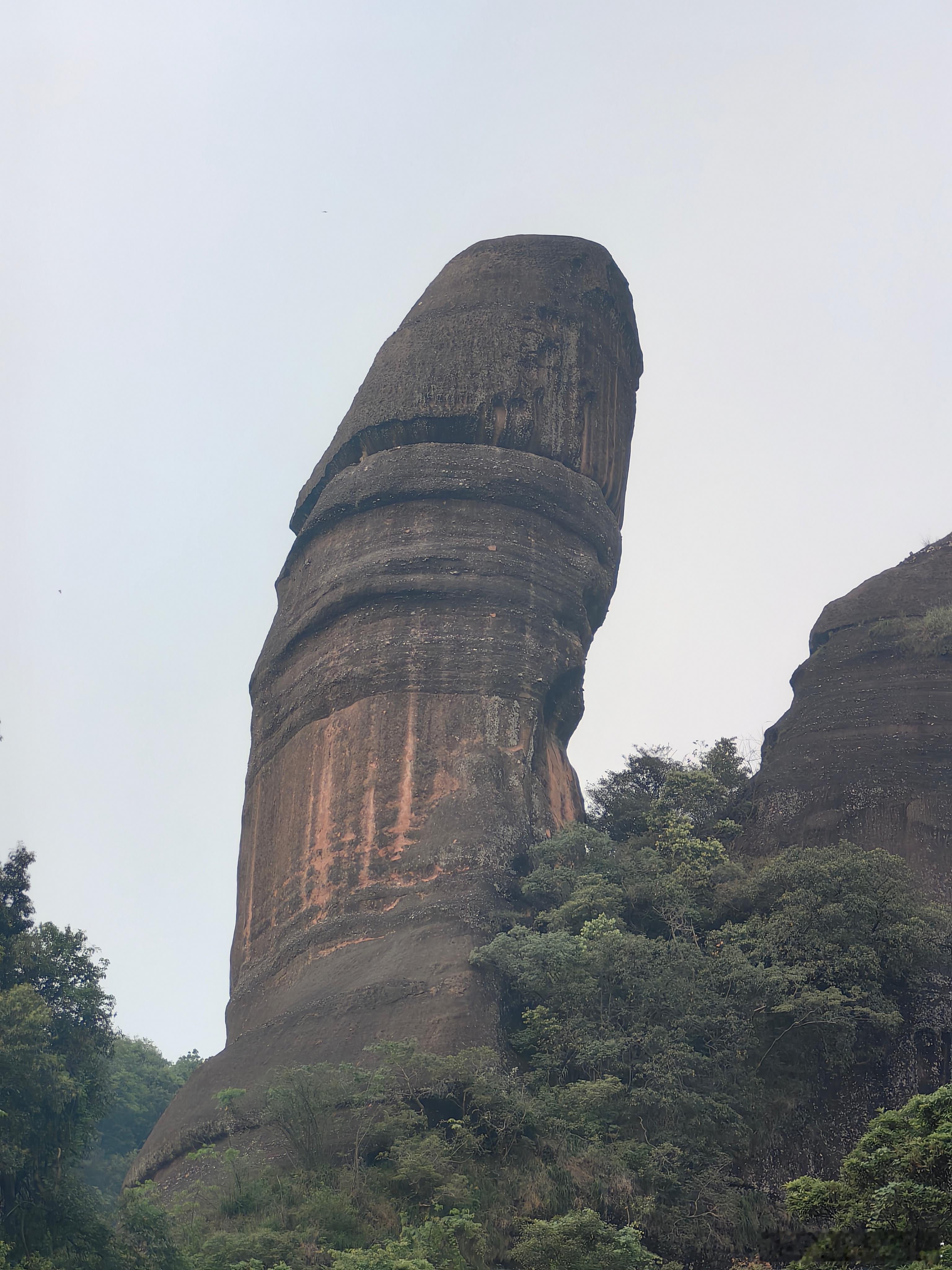 韶关韶关丹霞山是丹霞地貌的命名地，其中的阳元山和阴元山是核心景点。丹霞奇貌