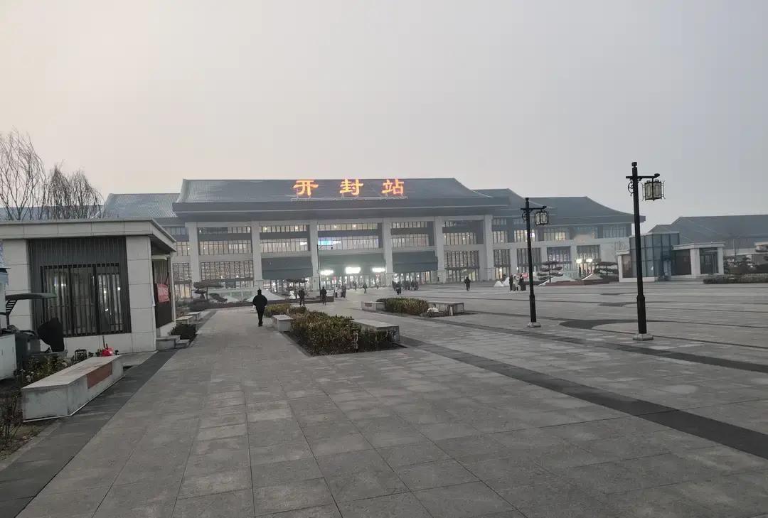 开封火车站翻新完，老站房被拆，新楼像个放大版宋代城楼。刷到对比图，小时候挤在绿