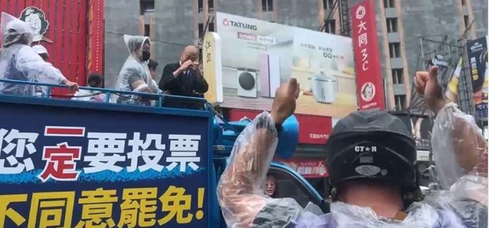 车扫遇民众叫嚣“罢免傅崐萁”　韩国瑜比爱心回敬韩国瑜今天（19日）到花莲陪傅