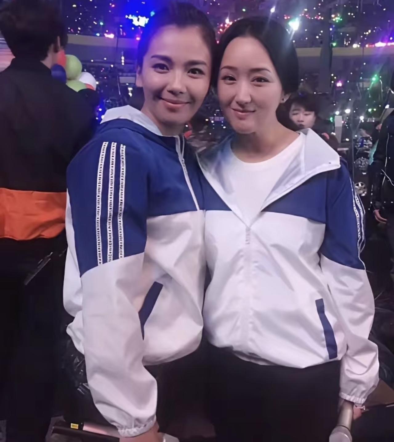 2015年12月31日，湖南卫视跨年演唱会，刘涛与杨钰莹在后台相遇合影。刘涛