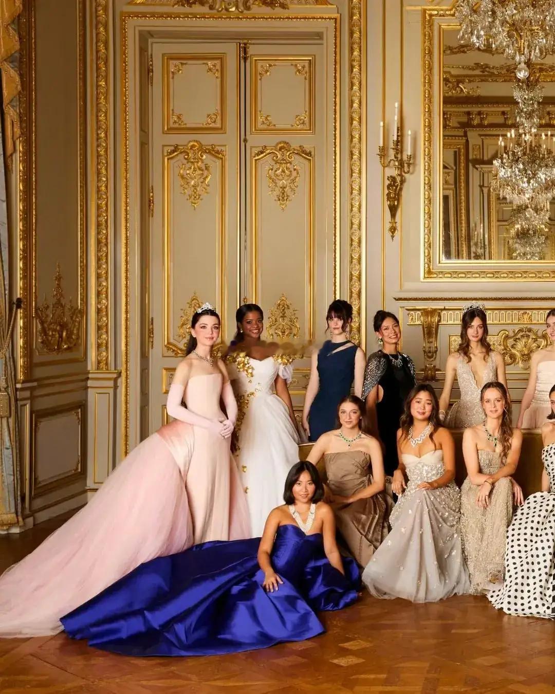 吴君如与陈可辛的19岁爱女陈是知惊艳亮相巴黎名媛舞会，一袭宝石蓝抹胸礼服勾勒出少