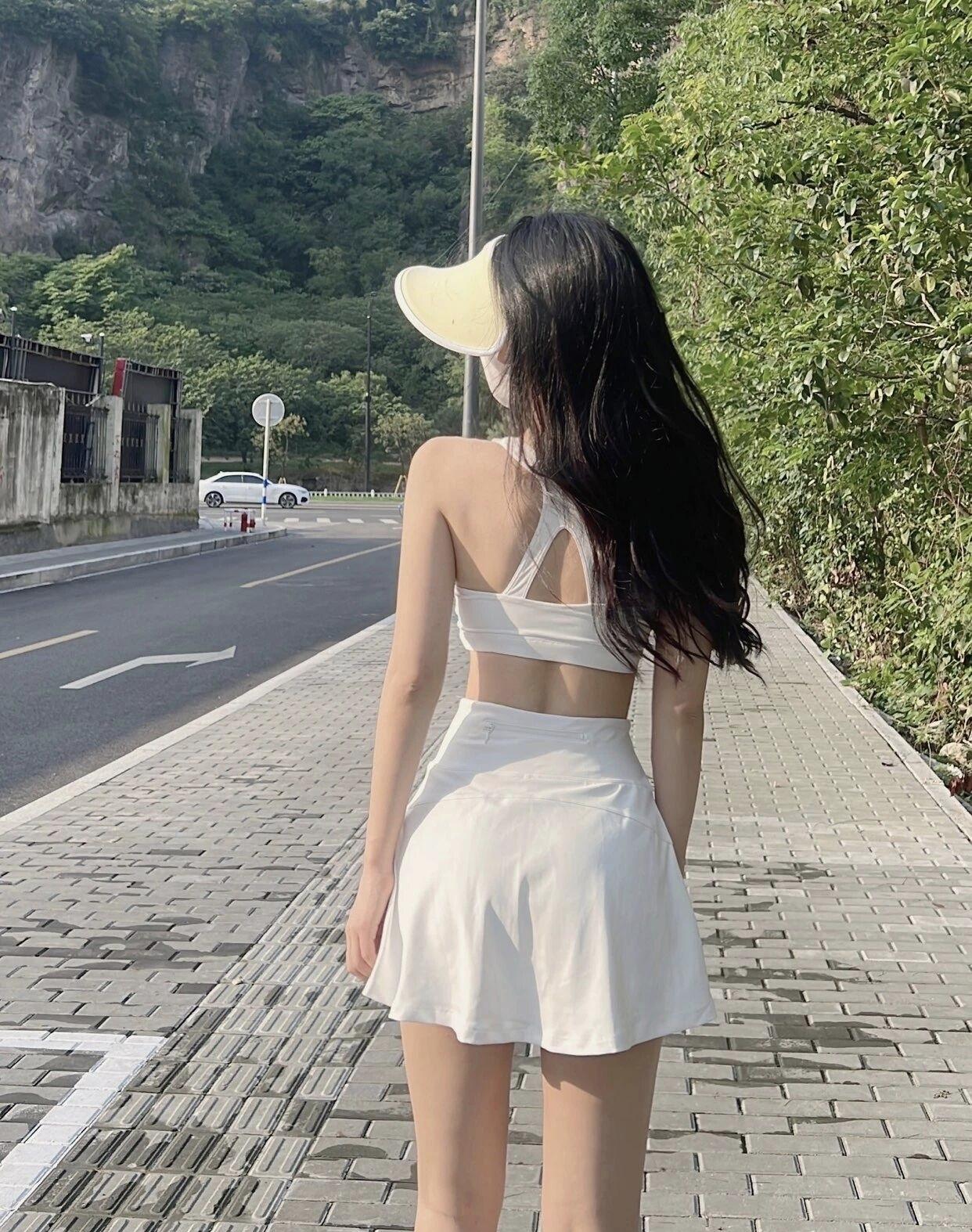 阳光下的白色裙摆，自由自在地漫步在山间小路。