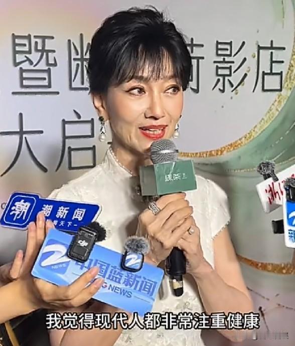 72岁赵雅芝，冲上热搜！10月4号，72岁的赵雅芝，冲上热搜，她现身杭州西
