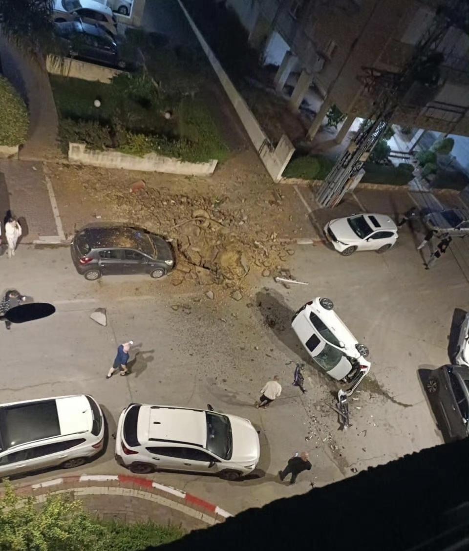 伊朗弹道导弹的集束式弹头的巨大威力。图①②是3月18日伊朗对以色列发射中程弹