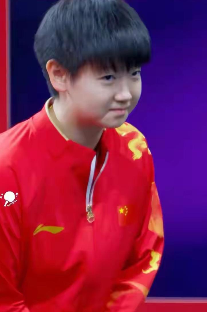 莎莎评价师父女儿“小豌豆”时，满是赞许，她表示：谁曾想这么小的孩子对乒乓球确实由
