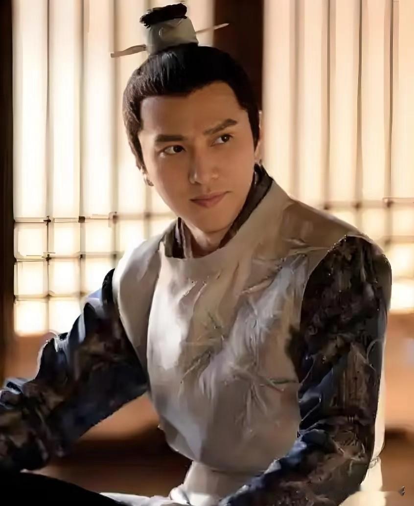 里盛长柏为何能一路平步青云，升官比坐火箭还快？首先人家自身就是六边形战士，一