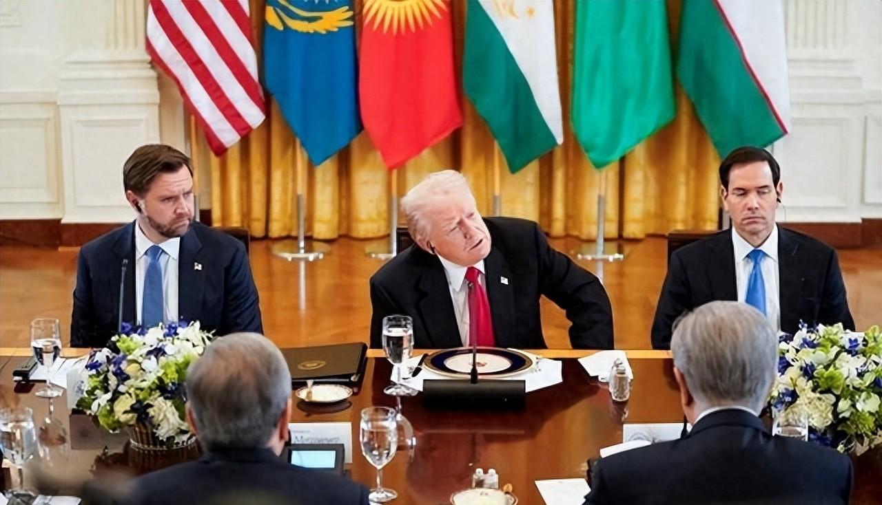 托卡耶夫的表情：哈萨克斯坦的生存之道白宫峰会上，托卡耶夫笑了，好像又没笑，表情