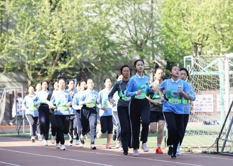 说到今年高中学校扩招的时候，有网友说，根本没有的事情呀，过去他们当地的中考生是五