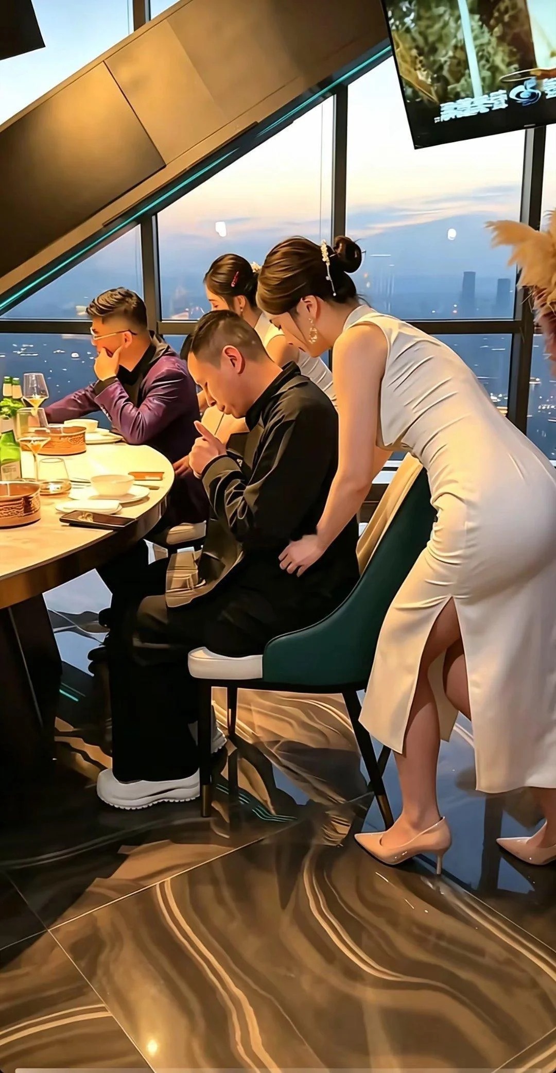 这种火锅店是什么商业思维？如果急头白脸吃一回得多少钱？