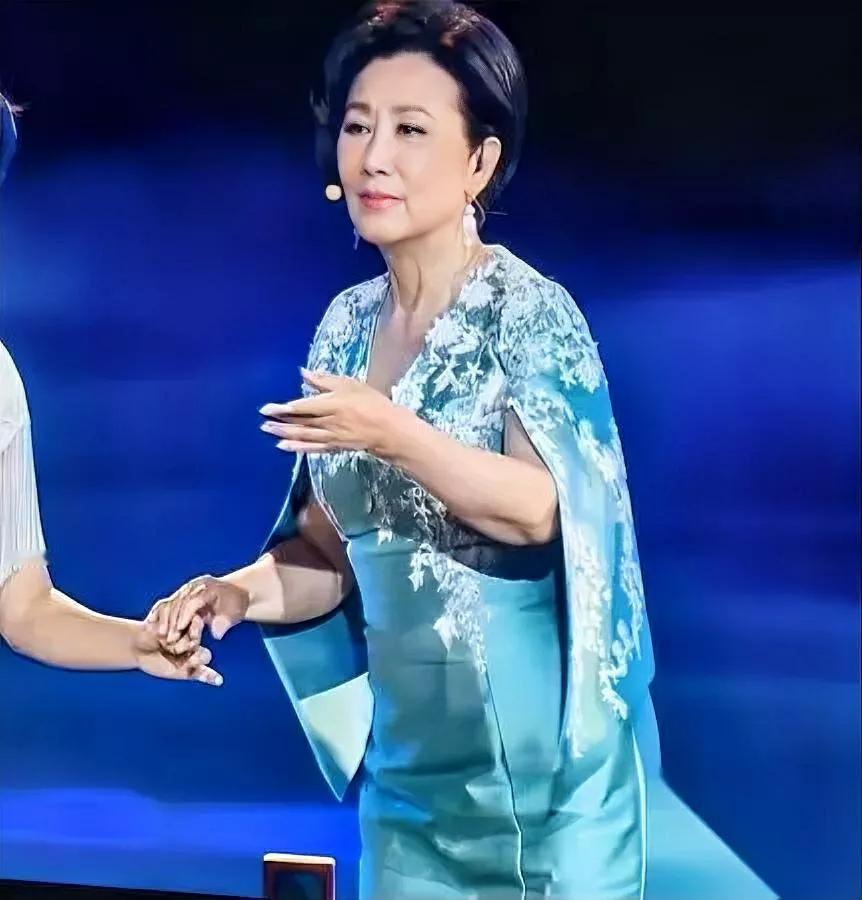 78岁汪明荃一露面，我差点揉眼睛——还以为是哪个明星走错场了！真没夸张，