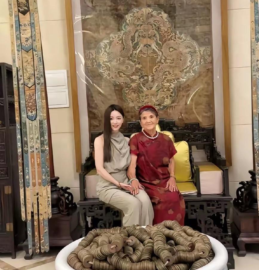 别看现在扬子把李隼子领回了家，又是直播间里露脸又是晒跟老太太合照的，拍大腿后悔的