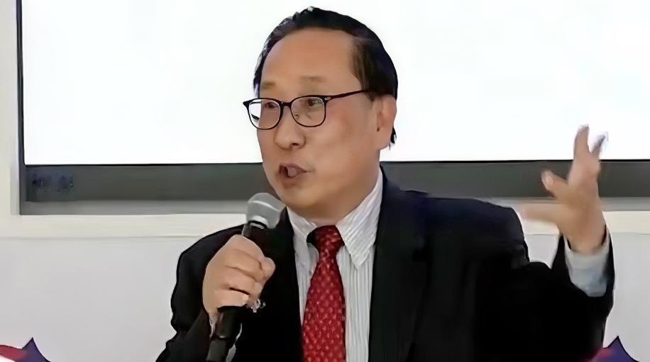 一句话，就能把一个国际会场问到鸦雀无声。那位菲律宾学者，脸估计都白了。我们这边