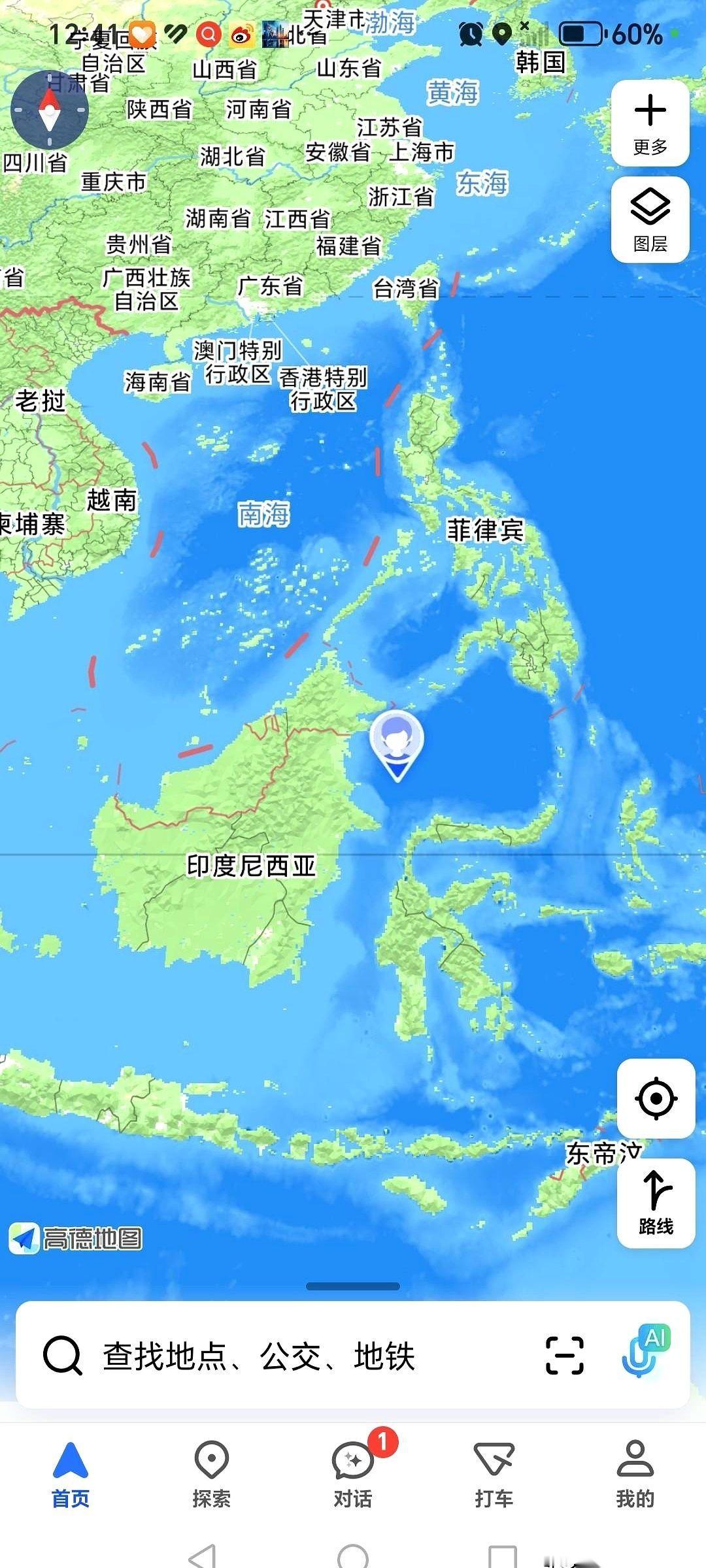 甲板上，一个“海盗”正弓着腰，手里工具“哐”地一声砸在铁板上。汗水瞬间打湿了头套