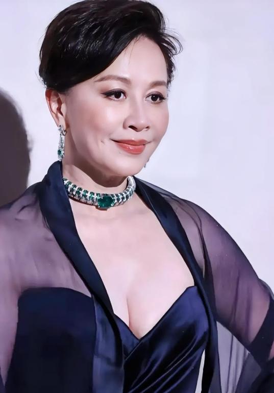 刘嘉玲，61岁，无儿无女，一身露肩低胸华贵礼裙，面色红润，脸不垮不僵，很大概率就