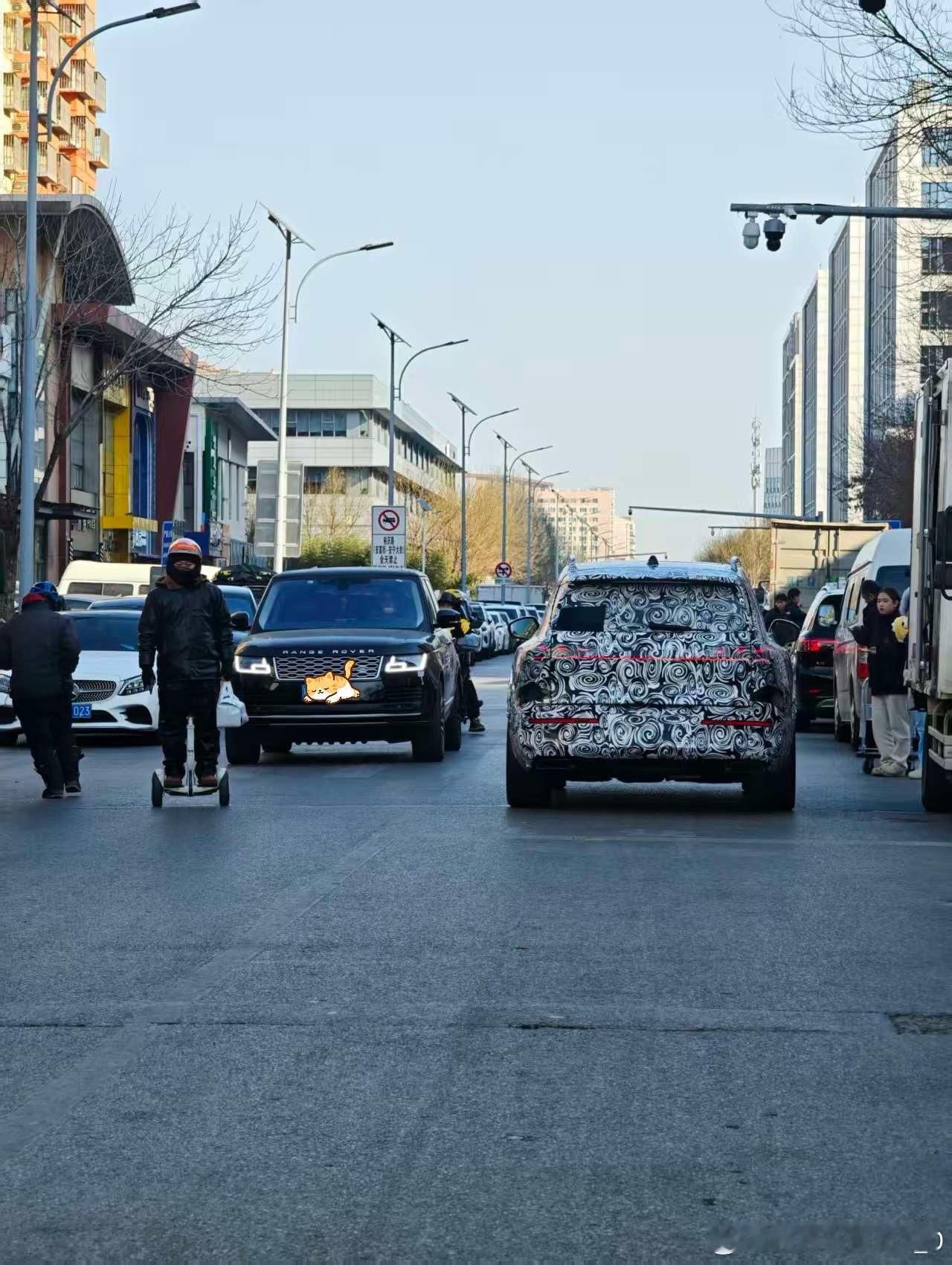 有博主偶遇奥迪最新旗舰SUV，全新奥迪Q9。同时与揽胜、文界M9擦肩而过，体量感