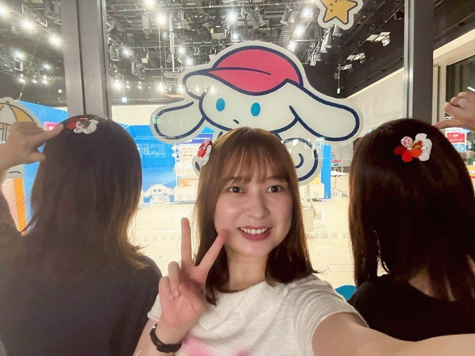 鈴木絢音「お友達とアイシナモロールのギャラリーに行った時のお写真で、お知らせ