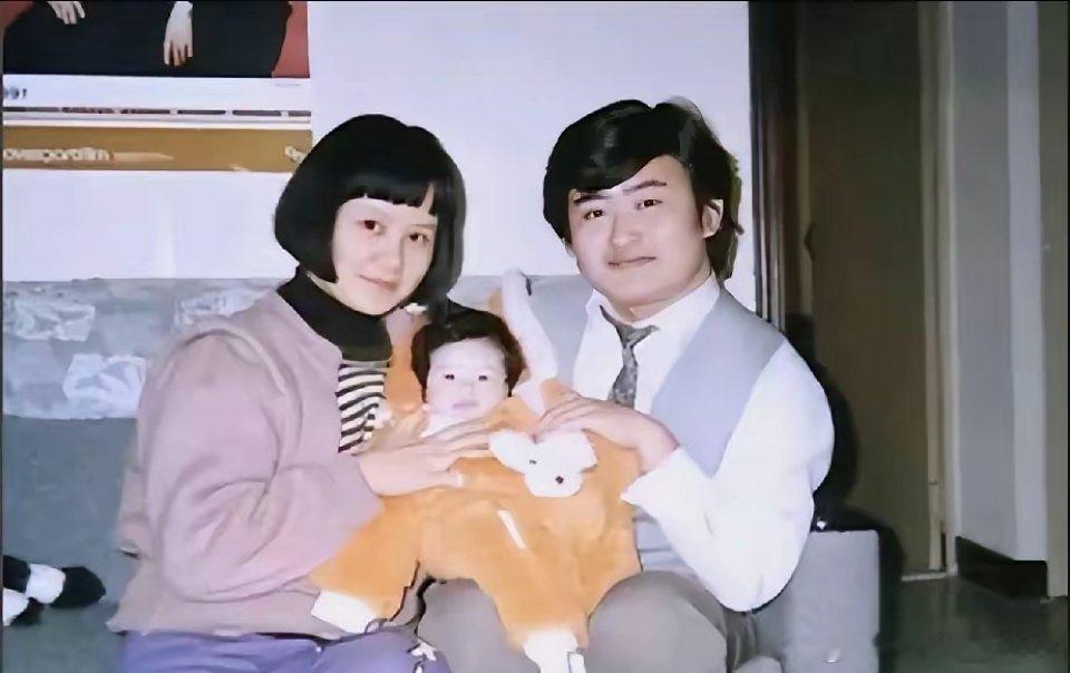 刘欢一家三口从小到大的合照。她们的女儿没有跟随爸爸的脚步当音乐人，也没有像妈妈一