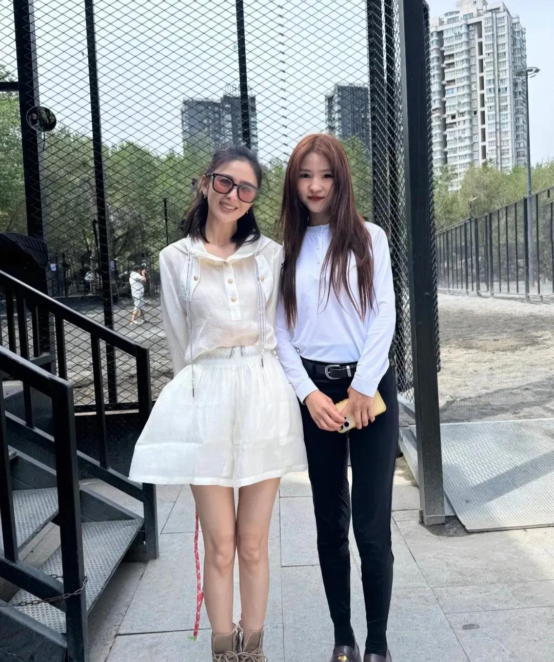 佟丽娅，穿这么厚的靴子，脚不热吗？