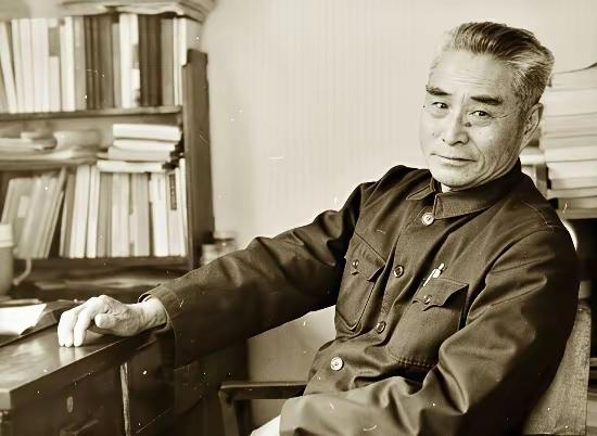 1975年，蒋介石得知黄维被特赦的消息后，他面露喜色，不加思考，立刻邀请黄维前往