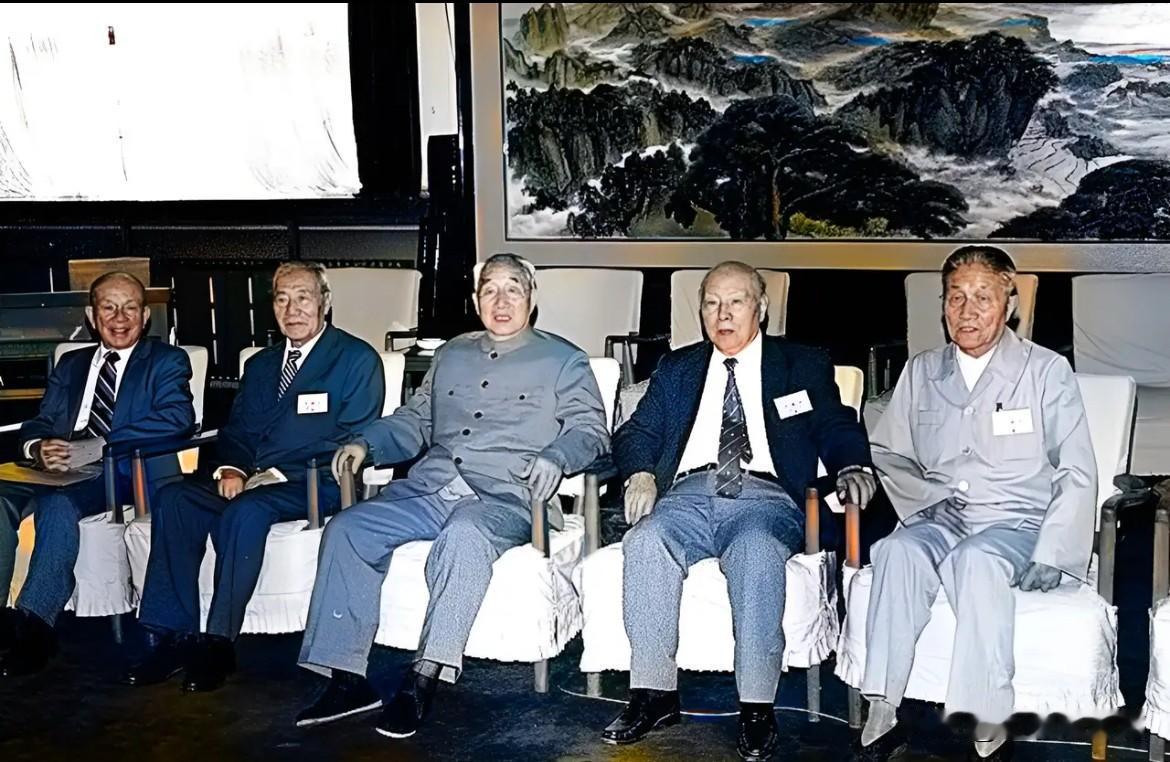 1985年6月，黄埔军校同学会会长徐向前元帅与副会长侯镜如、宋希濂、李默庵等合影