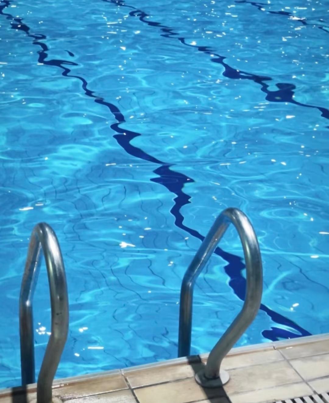 厦门泳池悲剧监控曝光:监控里看得明明白白，35岁的羽毛球运动员穿脚蹼游到泳道头，