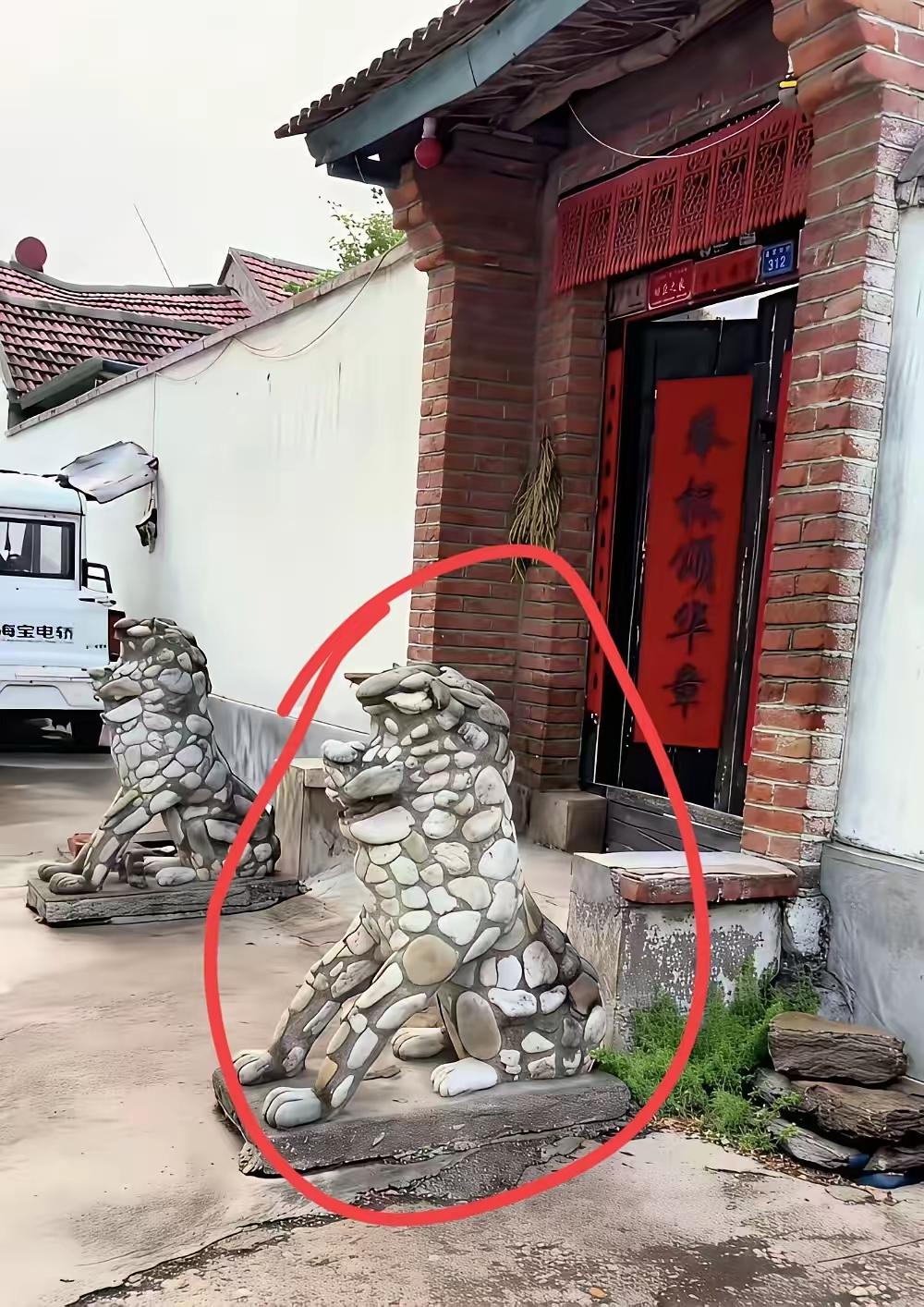 高手在民间，不得不说，这个塑像的想法挺别具一格的，但是咋看都不像狮子，不知道这是